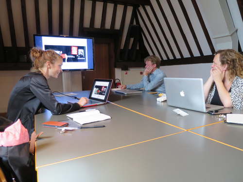 Floor Wesseling en Ilona Laurijsse en gastconservator Aileen Middel, foto Annemarie de Wildt