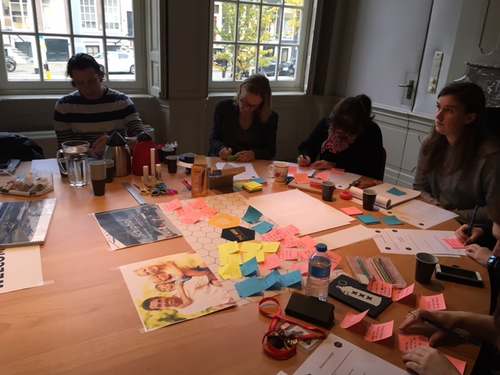 Een tafel vol post-its 