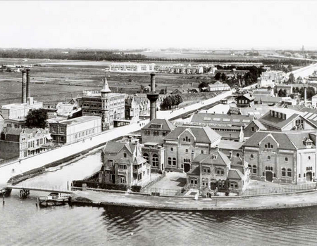 De Omval. Links de cacaofabriek van Blooker (gebouw met torentje).