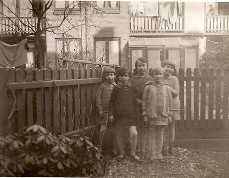 Met vriendinnetjes op straat spelen!