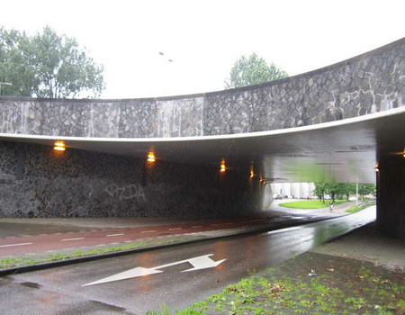 Het tunneltje op de Kamerlingh Onneslaan. Links bij de muur lag het slachtoffer. Na de steekpartij kwam er betere verlichting. Daarvoor was het er  's avonds pikkedonker.