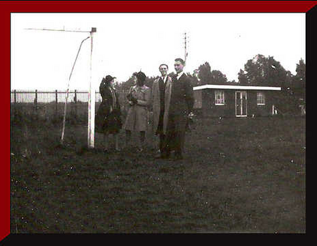 1943 -  Kleine kleedkamers op het terrein aan de Middenweg. Op de foto .... - Beb Marse - Gerard Schep - ...