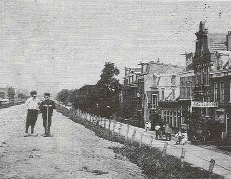 De Ringdijk met rechts onder Amstel Bieren de kruidenierszaak van Jan van Deudekom.