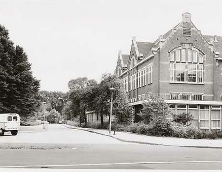 Door het park naar school