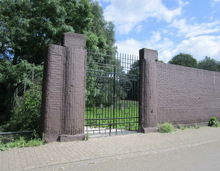 De nieuwe smeedijzeren toegangspoort aan de Valentijnkade.