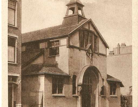 De R.K.Hulpkerk op de Linnaeusparkweg heeft dienstgedaan van 1902 tot 1929. Op de plaats waar dit kerkje stond is nog steeds een open plek, een doorgang naar de Linnaeusdwarsstraat, met het trappetje naar beneden.