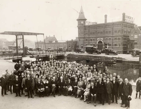 Het Blookergebouw aan de Omval. De foto is gemaakt in 1930 ter gelegenheid van het 50 jarig jubileum van de heer Hulsman bij de NV Internationale Cacaofabrieken.