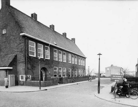 De Abraham van Riebeeckschool. Tegenwoordig staat hier verzorgingshuis De Open Hof.