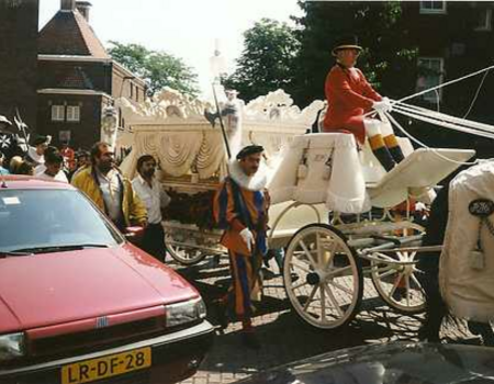 De koets met de kist vertrekt van het Linnaeushof.