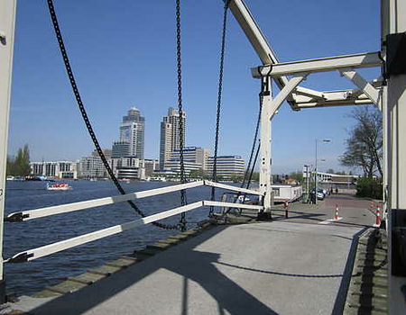 Verhalenwandeling via de Omval langs de Amstel