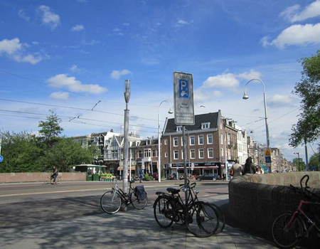 De Oetewalerbrug gezien richting Middenweg.