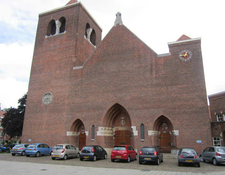 De kerk anno 2012. Vroeger ging men te voet naar de kerk, maar tegenwoordig ? U ziet het op de foto.