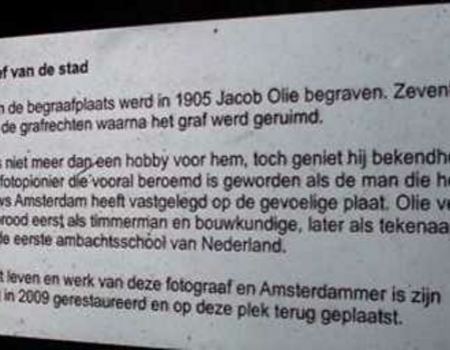 Tekst op de steen: Op dit deel van de begraafplaats werd in 1905 Jacob Olie begraven. Zeventig jaar later vervielen de grafrechten waarna het graf werd geruimd enz..