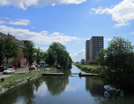 Links de Valentijnkade, rechts de Oosterringdijk, gezien vanaf de Hartmanbrug in de Molukkenstraat.