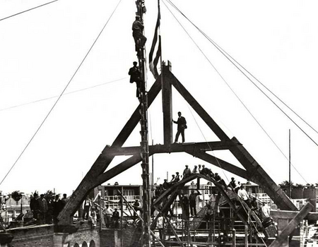 De H.H.Martelaren van Gorcumkerk (architect A.H.Kropholler) in aanbouw. De spanten worden aangebracht.