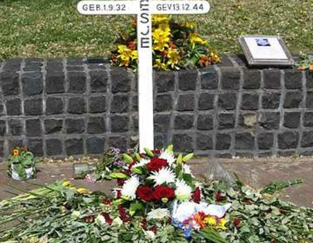 Het monumentje op 6 mei 2011.