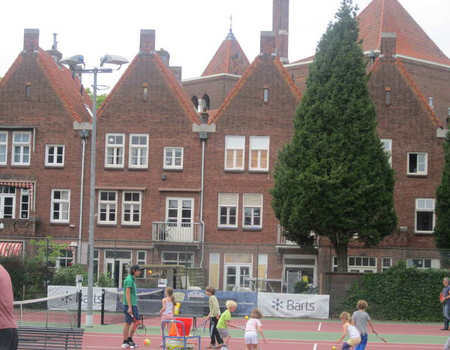 Een ijsbaan is het allang niet meer. Anno 2012 zijn er 3 tennisbanen.