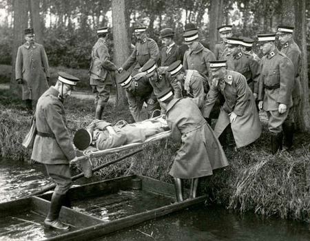 Oefening Rode Kruis in de Watergraafsmeer.