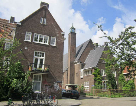 Archimedeslaan. Rechts de Kerk van het Apostolisch Genootschap.