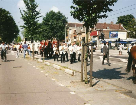 De stoet, met dixielandband voorop, op de Middenweg hoek Weth. Frankeweg.