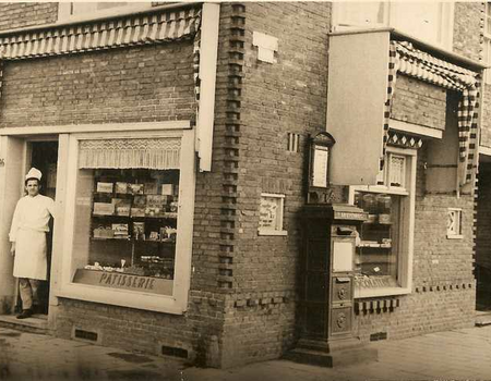 Mijn schoonvader Antoon Haen voor de deur van de banketbakkerij op het Galileïplantsoen/hoek Radioweg omstreeks 1935.