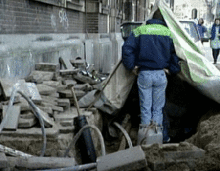 PTT voor het gebouw van DDS op de Prins Hendrikkade in Amsterdam