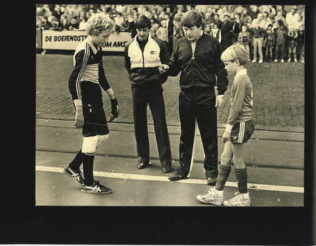 Poten om te bepalen wie de aftrap begon onder oog het van Johan Cruijff