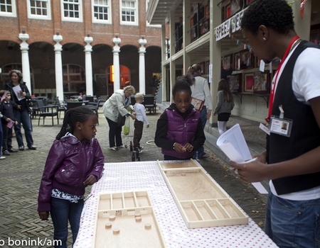 Oud-hollandse spelletjes tijdens de opening van Het Kleine Weeshuis