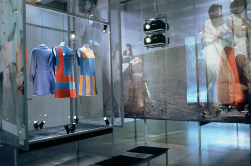 Overzichtsfoto van deel tentoonstelling Couture Locale met twee werken van Frans Molenaar, 2000