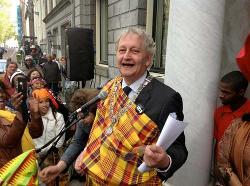 Burgemeester Eberhard van der Laan met 1873 button en marrondoek voor Herengracht 502