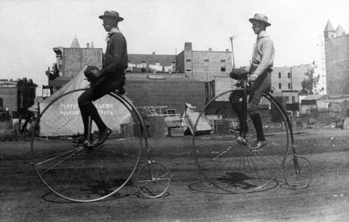 Twee mannen op hoge bi's in Santa Ana, Californië, 1886.