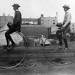 Twee mannen op hoge bi's in Santa Ana, Californië, 1886.