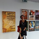 Hoofdconservator Annemarie den Dekker bij de wand met affiches van de RAI Vereniging