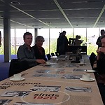 De conservatoren met koffie aan de bedrukte beurstafel