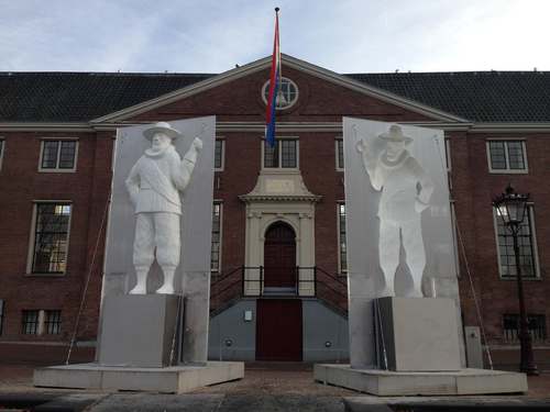 Gatekeepers (Pieter Pietersz Hasselaer). Een lichtsculptuur door kunstenares Irma de Vries