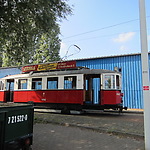 Achter het Haarlemmermeerstation staan verschillende historische trams uit binnen- en buitenland. Deze tram komt uit Duitsland.