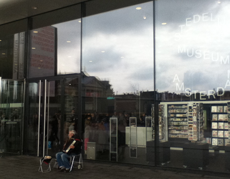 ook bij Het Stedelijk was drukte en muziek