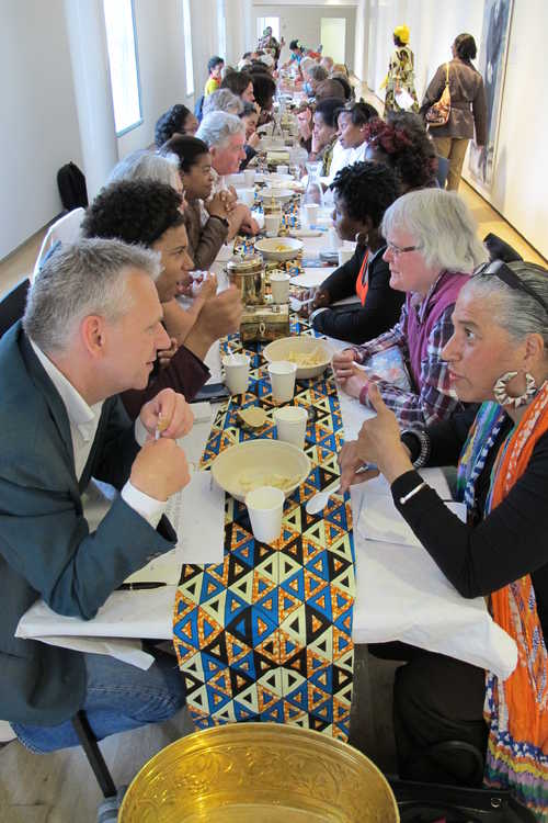 Gesprekken aan de Keti Koti Dialoog Tafel