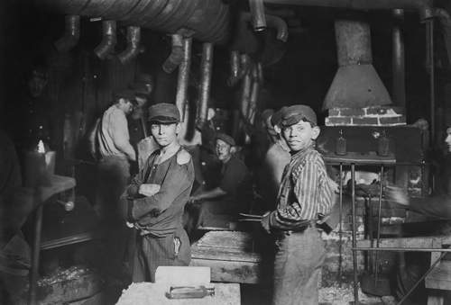 Lewis Hine, Kinderarbeid in een glasfabriek in Indiana (VS), 1908. Collectie Library of Congress.