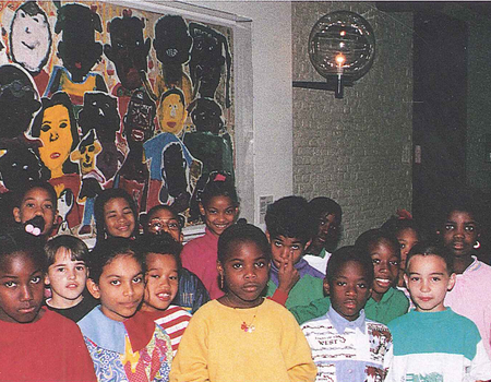 Groep 4a Basisschool Onze Wereld voor hun 'klassenzelfportret' in restaurant Amsterdam Museum, 1994