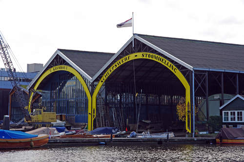 Foto met uitzicht op scheepswerf 't Kromhout, Foto Museumwerf 't Kromhout