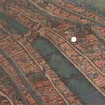 Cornelis Anthonisz., Gezicht op Amsterdam in vogelvlucht, 1538 (detail, met stip bij Het Wapen van Embden, hoek Nieuwendijk/Gravenstraat)