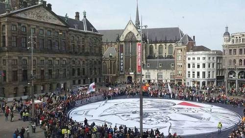 Het oude logo op de Dam, 12 april 2014 (foto F-side)