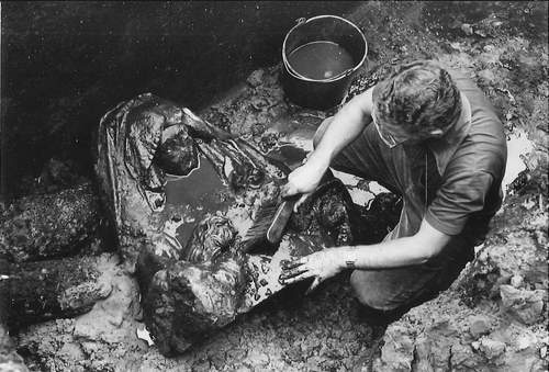 Ab Lagerwey van Afdeling Archeologie bij opgegraving van de piëta, 1984