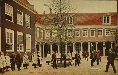 Prentbriefkaart naar August Stap, Burgerweeshuis, instructie over korfbal door meester Jan Stam op de jongensplaats, 1904