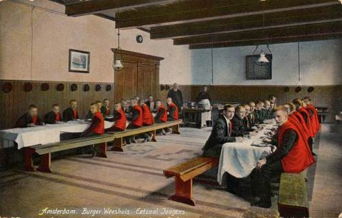 Prentbriefkaart Burgerweeshuis, jongenseetzaal, 1895 - 1915