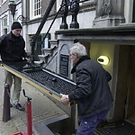 Afb. 9 Herplaatsing na restauratie – de auteur en H. van Duin, Fa Derksen & Singerling.