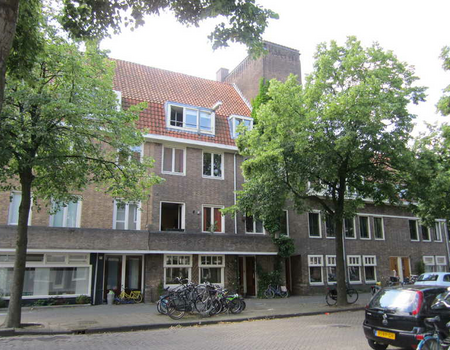 Newtonstraat 3 (het pand achter de fietsen).