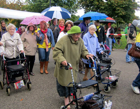 Enthousiaste lopers bij de rollatorloop in Park Frankendael