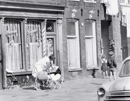 Kapperszaak L.van Lente Wagenaarstraat 129 -  ±1955